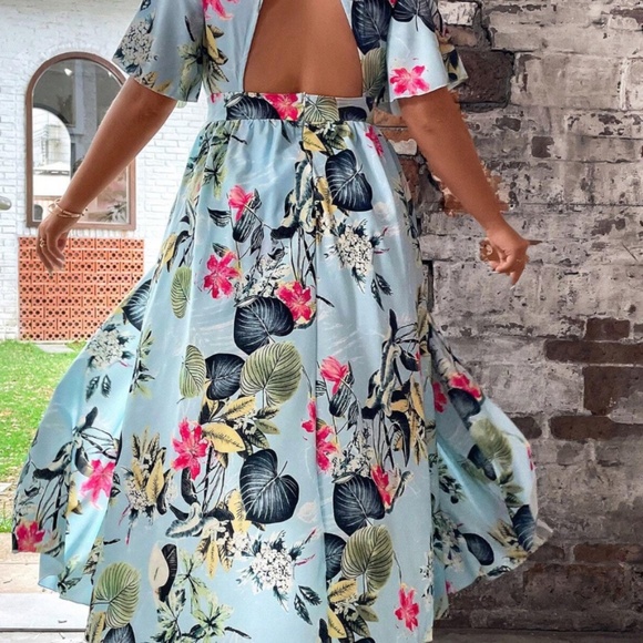 SHEIN VCAY Plus Tropical Print Plunging Neck Cut Out Back Romper - Picture 3 of 4